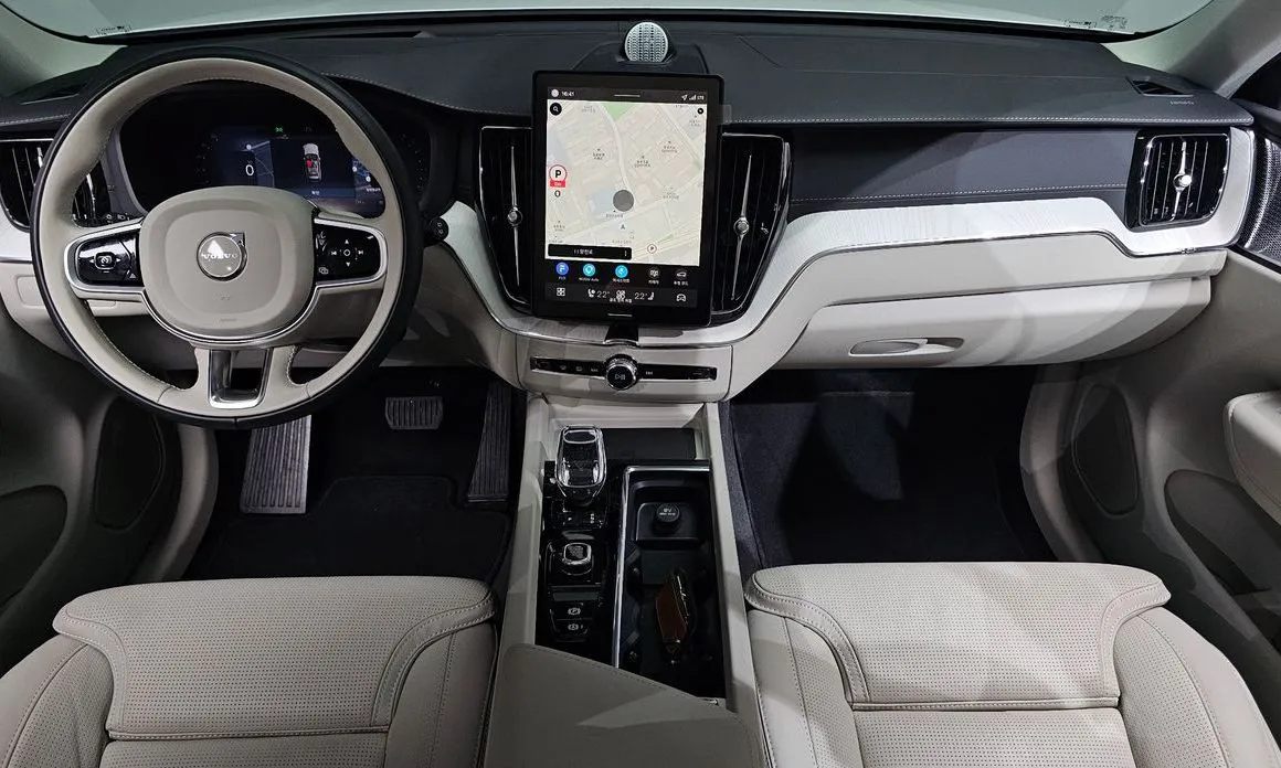 Volvo XC60 — фото 10