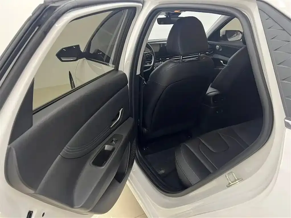 Hyundai Elantra — фото 10