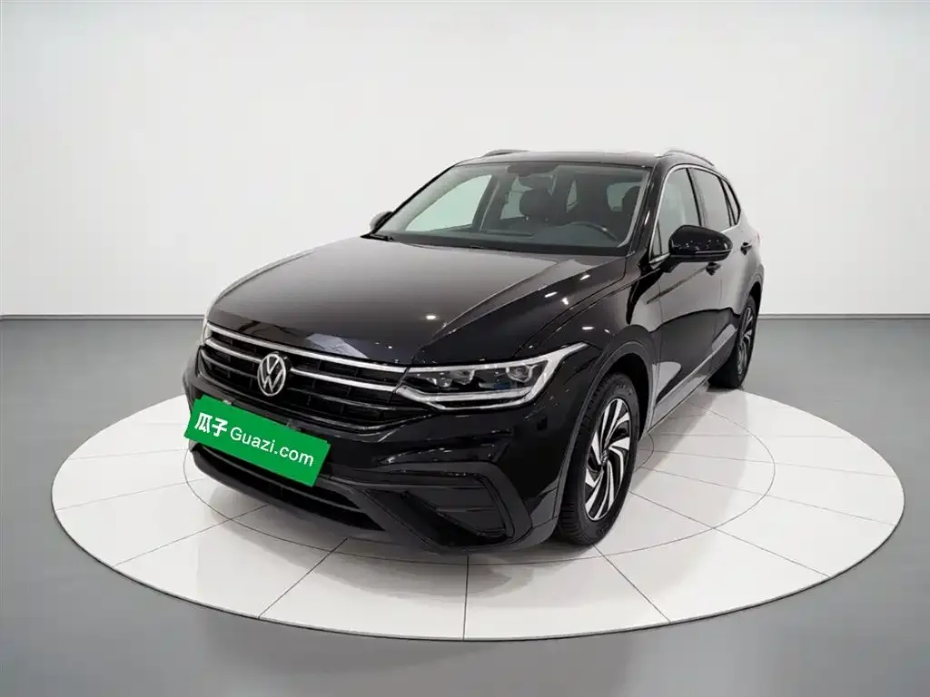 Volkswagen Tiguan L — фото 1