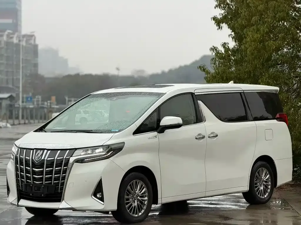 Toyota Alphard — фото 1