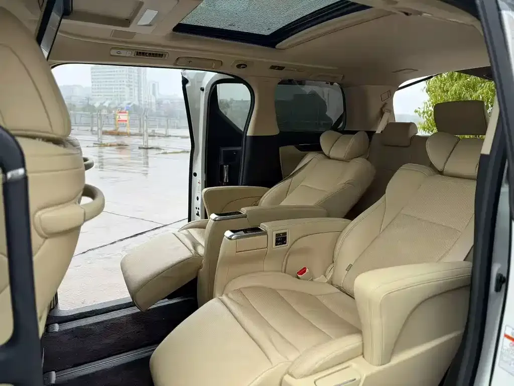 Toyota Alphard — фото 3