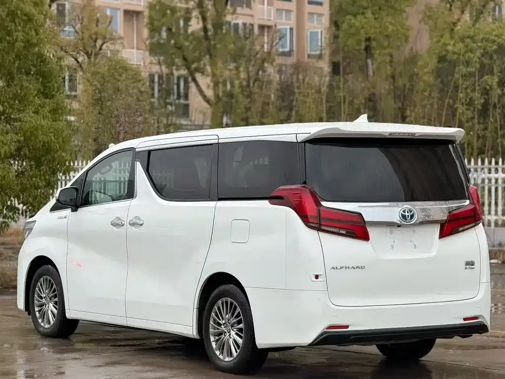 Toyota Alphard — фото 5