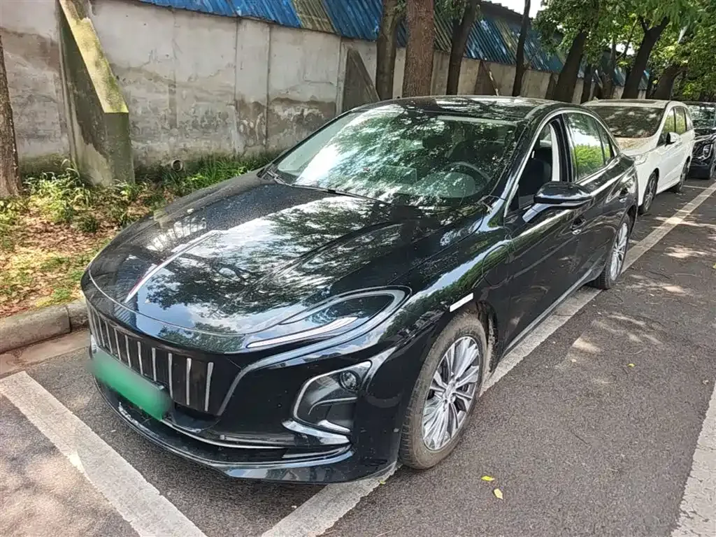 Hongqi E-QM5 — фото 1