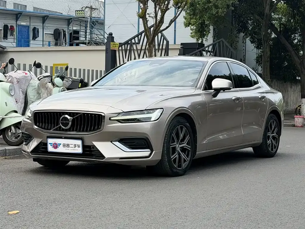 Volvo S60 — фото 1