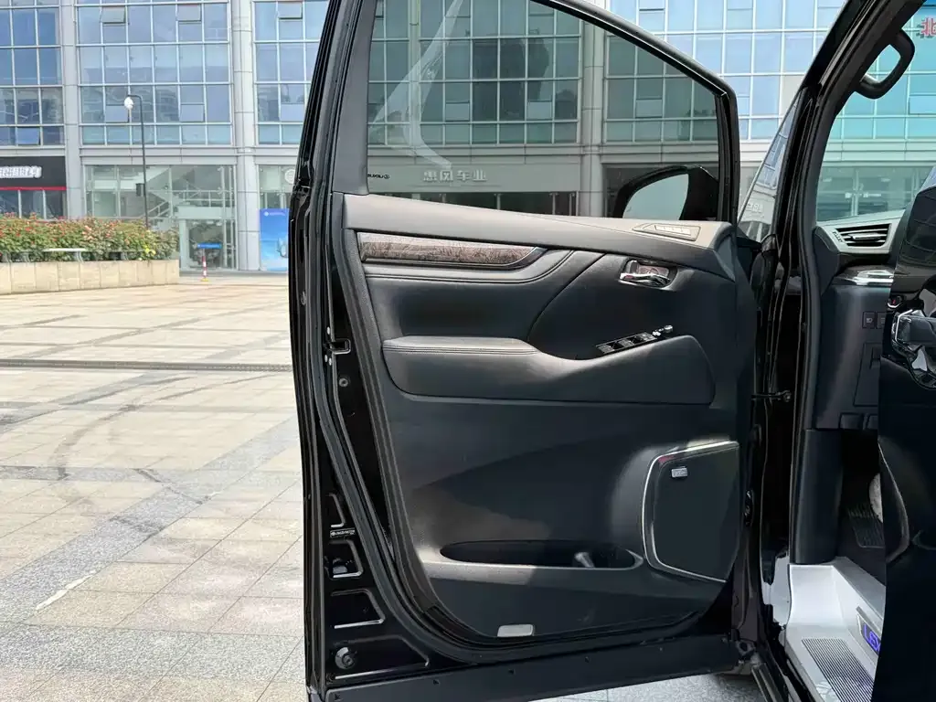 Toyota Vellfire — фото 3