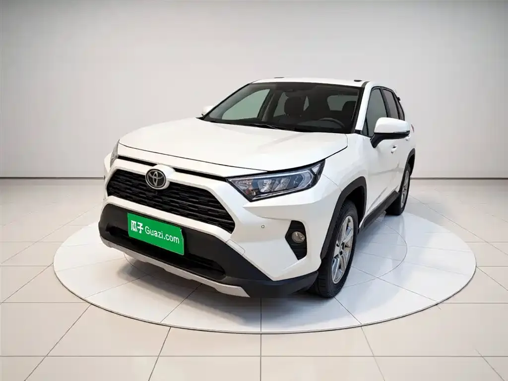 Toyota RAV4 — фото 1