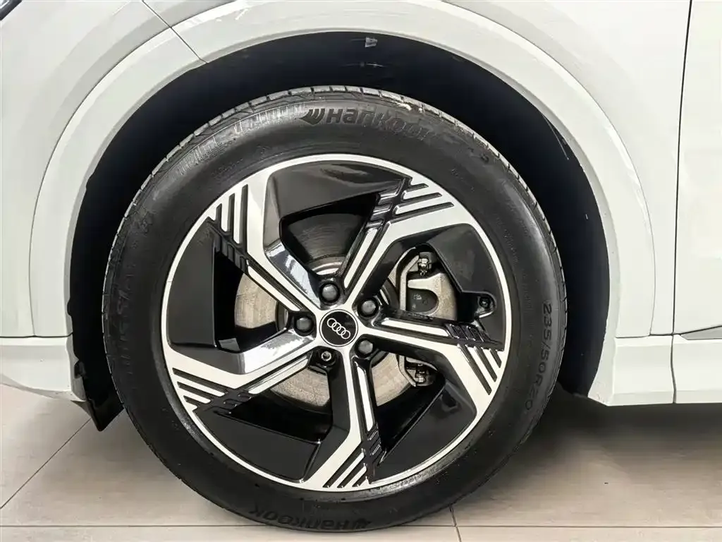 Audi Q4 e-tron — фото 10