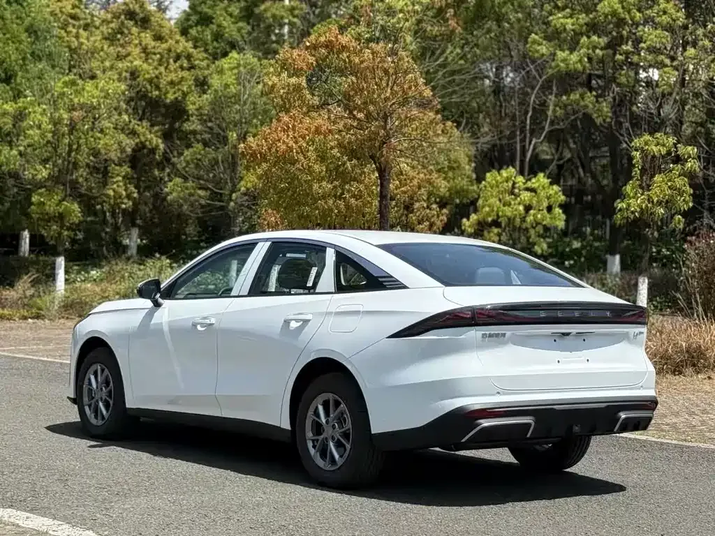 Geely Galaxy L6 — фото 3