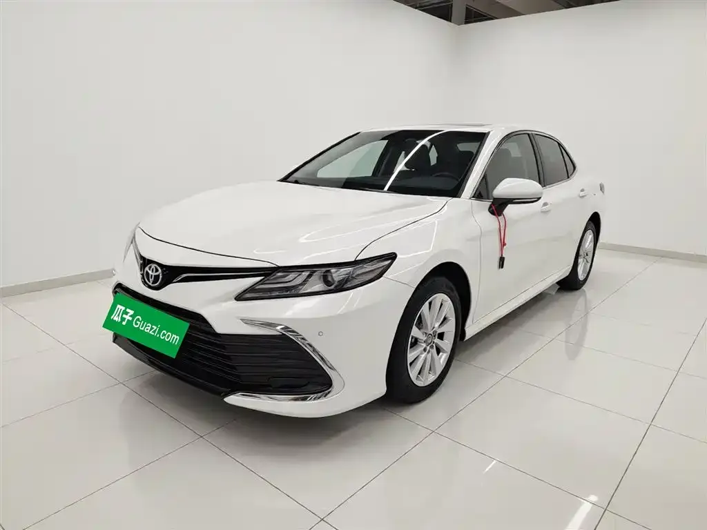 Toyota Camry — фото 1