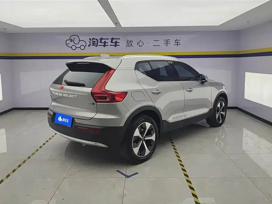 Volvo XC40 — фото 8