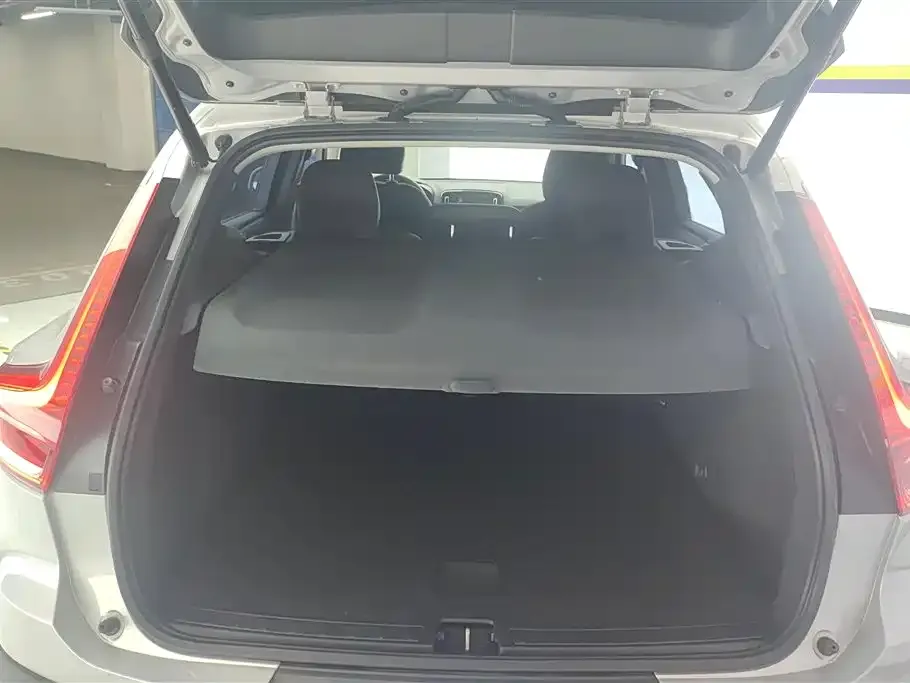 Volvo XC40 — фото 10