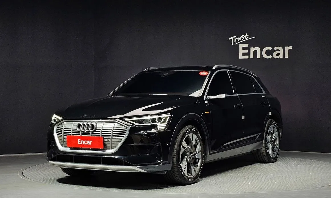 Audi e-tron — фото 1