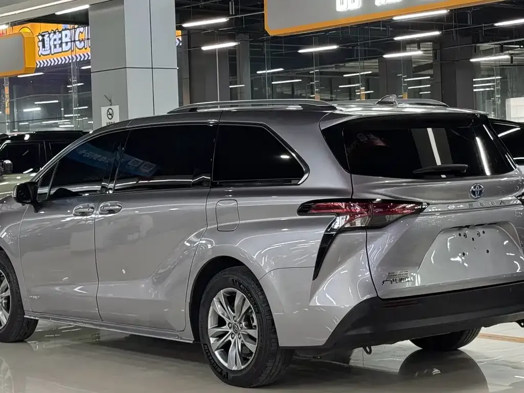 Toyota Sienna — фото 8
