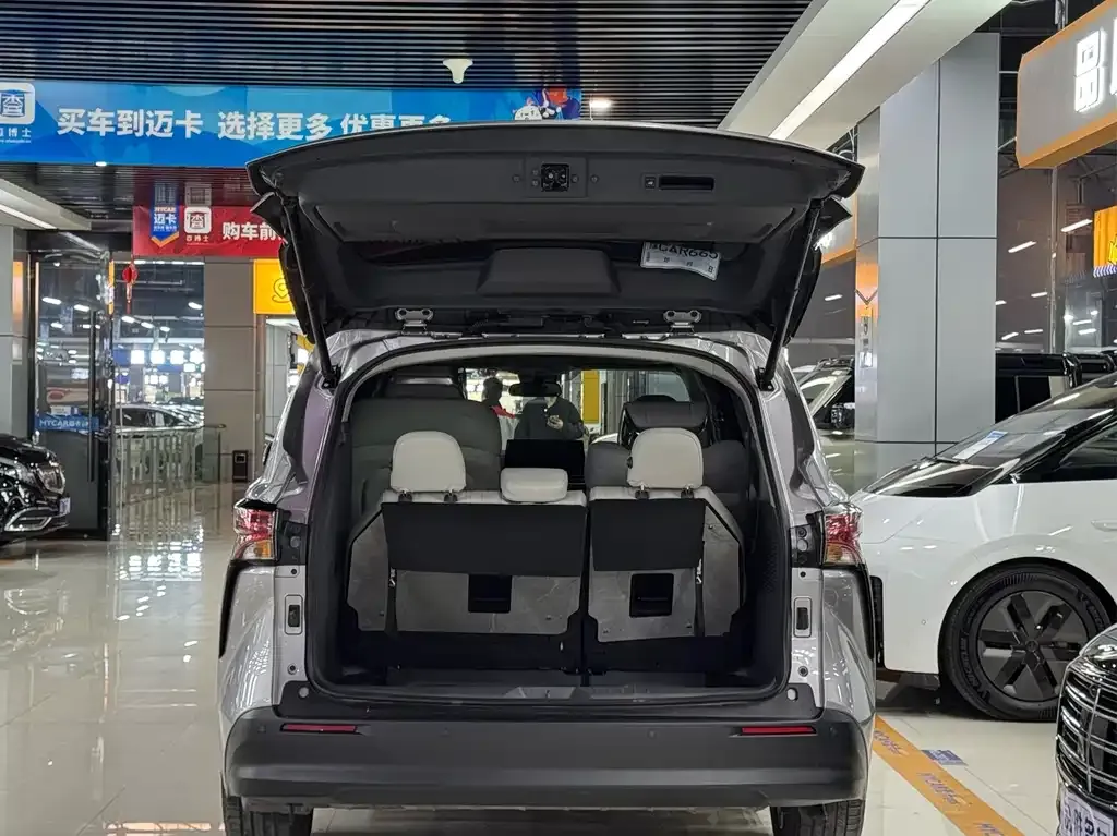 Toyota Sienna — фото 10