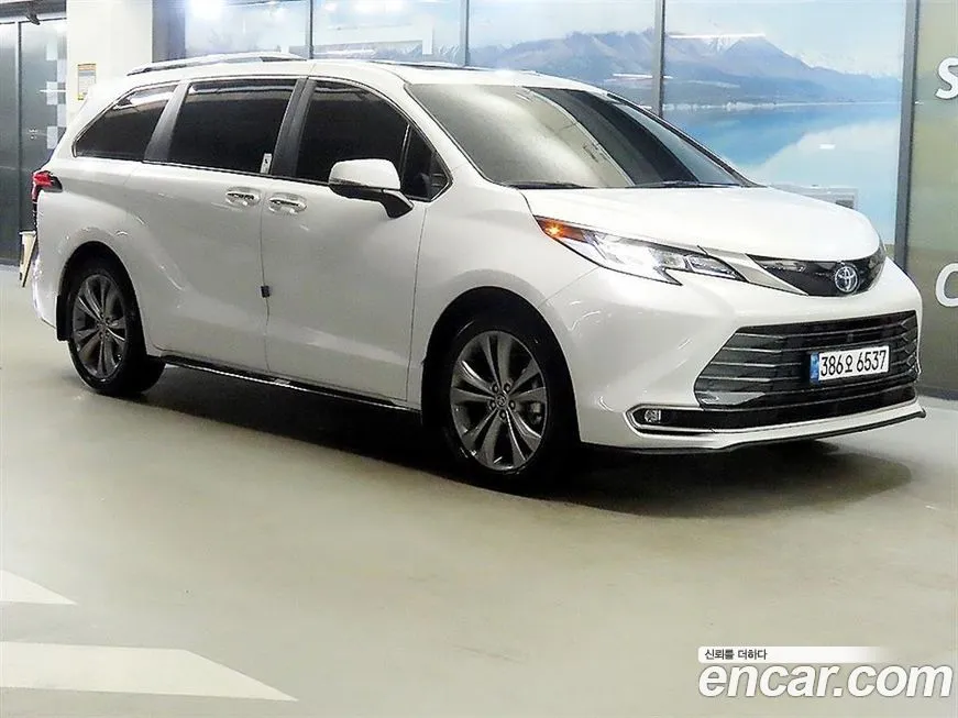 Toyota Sienna — фото 1