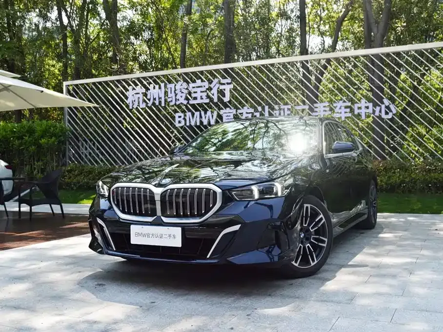 BMW 5 Series — фото 1