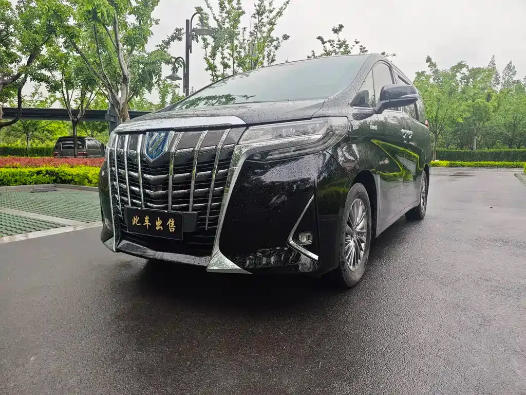 Toyota Alphard — фото 1