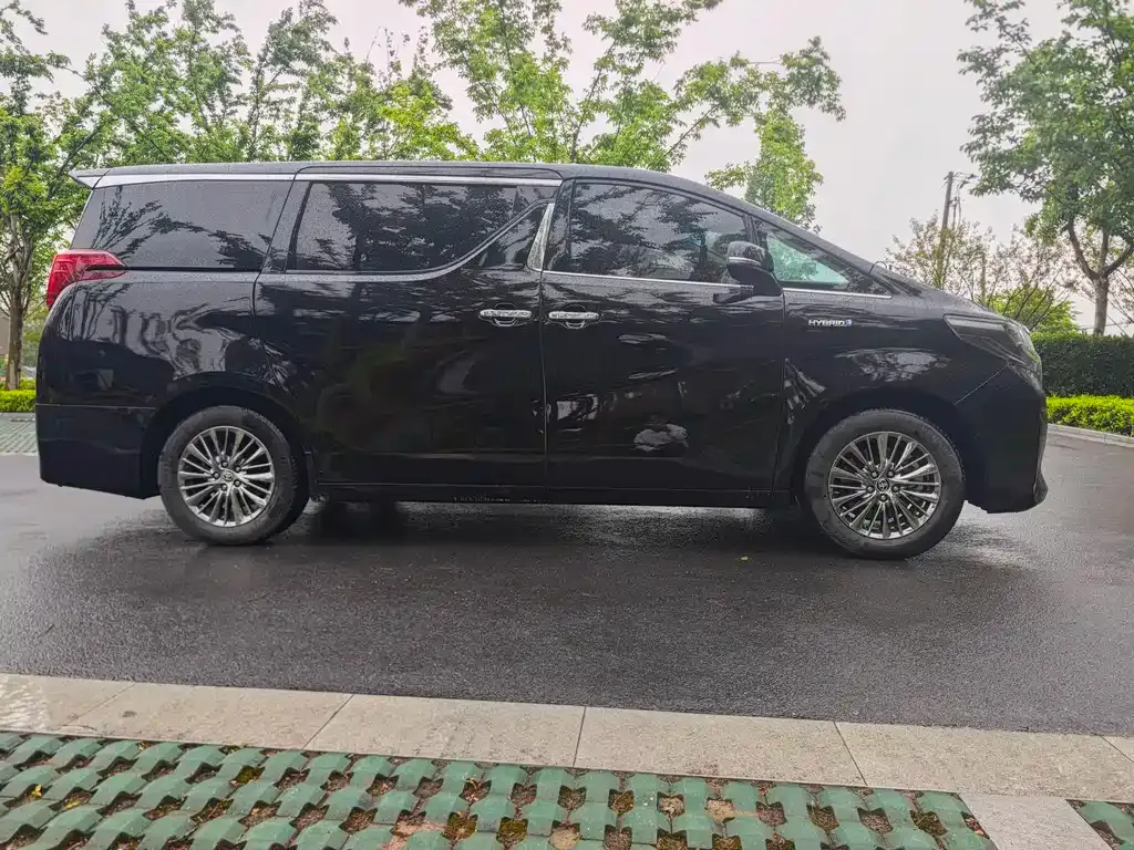 Toyota Alphard — фото 6