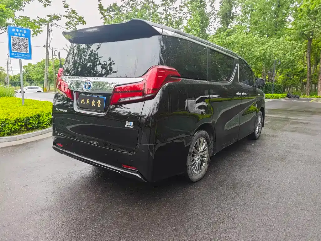 Toyota Alphard — фото 8