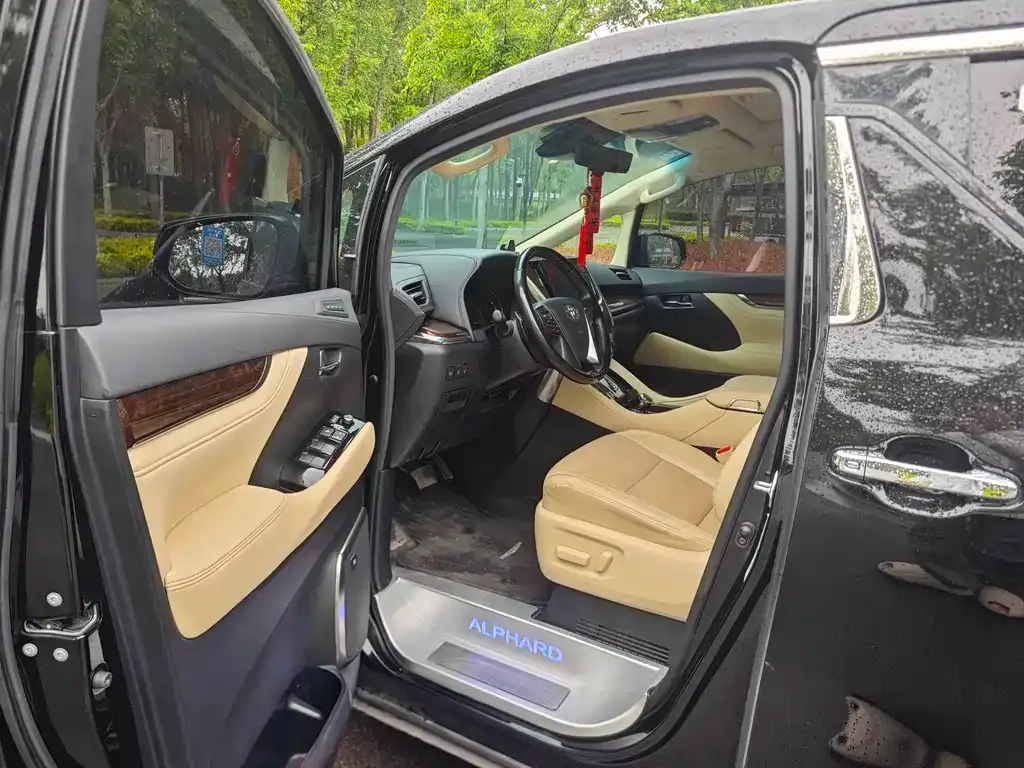 Toyota Alphard — фото 2