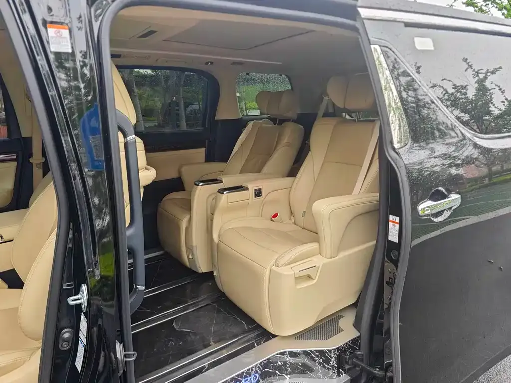 Toyota Alphard — фото 4