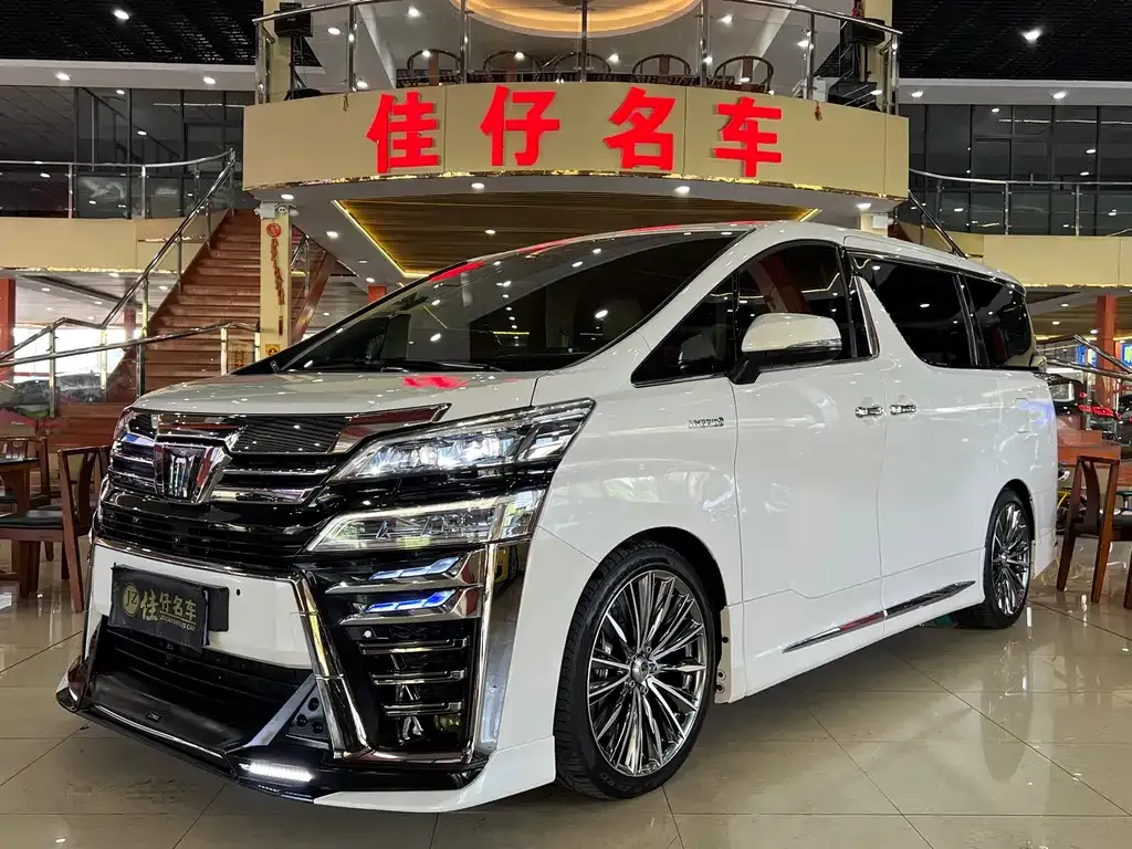 Toyota Vellfire — фото 1