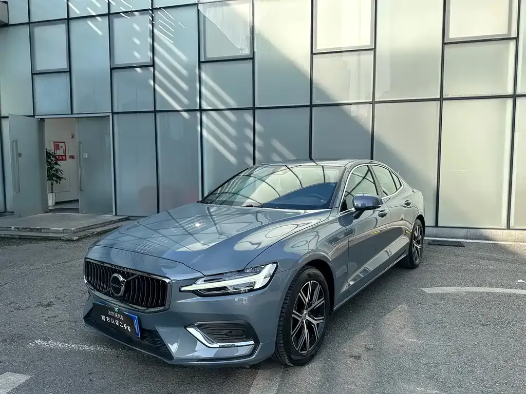 Volvo S60 — фото 1