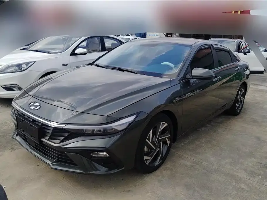 Hyundai Elantra — фото 1