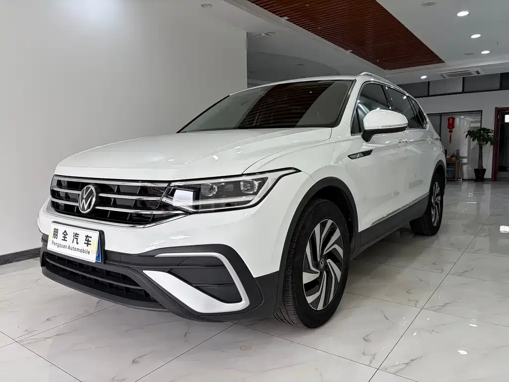 Volkswagen Tiguan L — фото 1