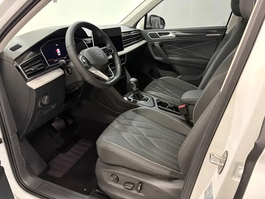 Volkswagen Tiguan L — фото 6