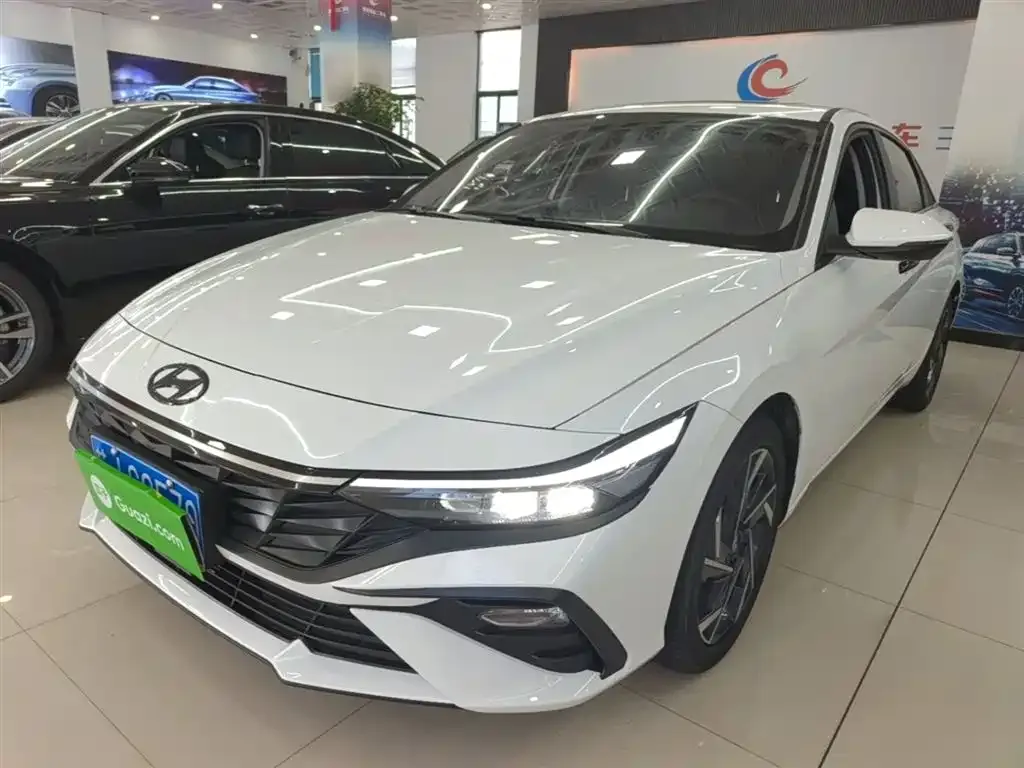 Hyundai Elantra — фото 1