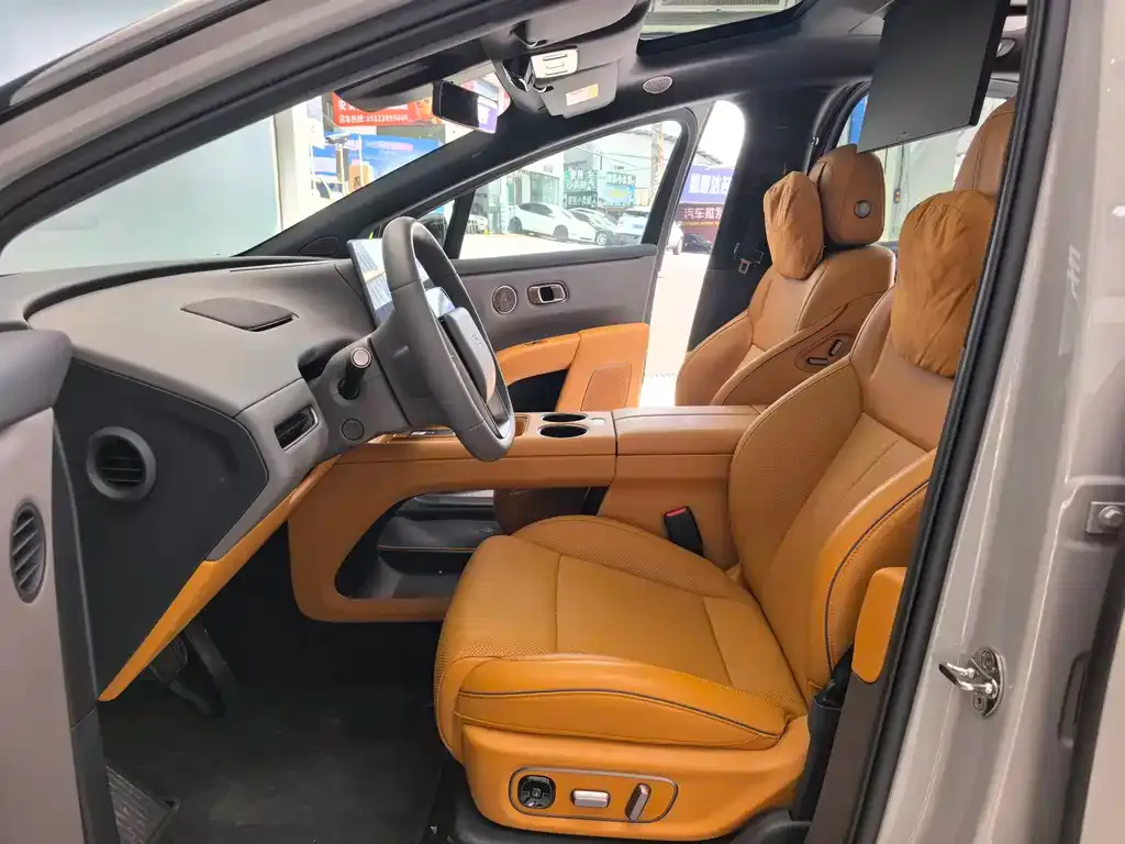 Li Auto i8 — фото 5