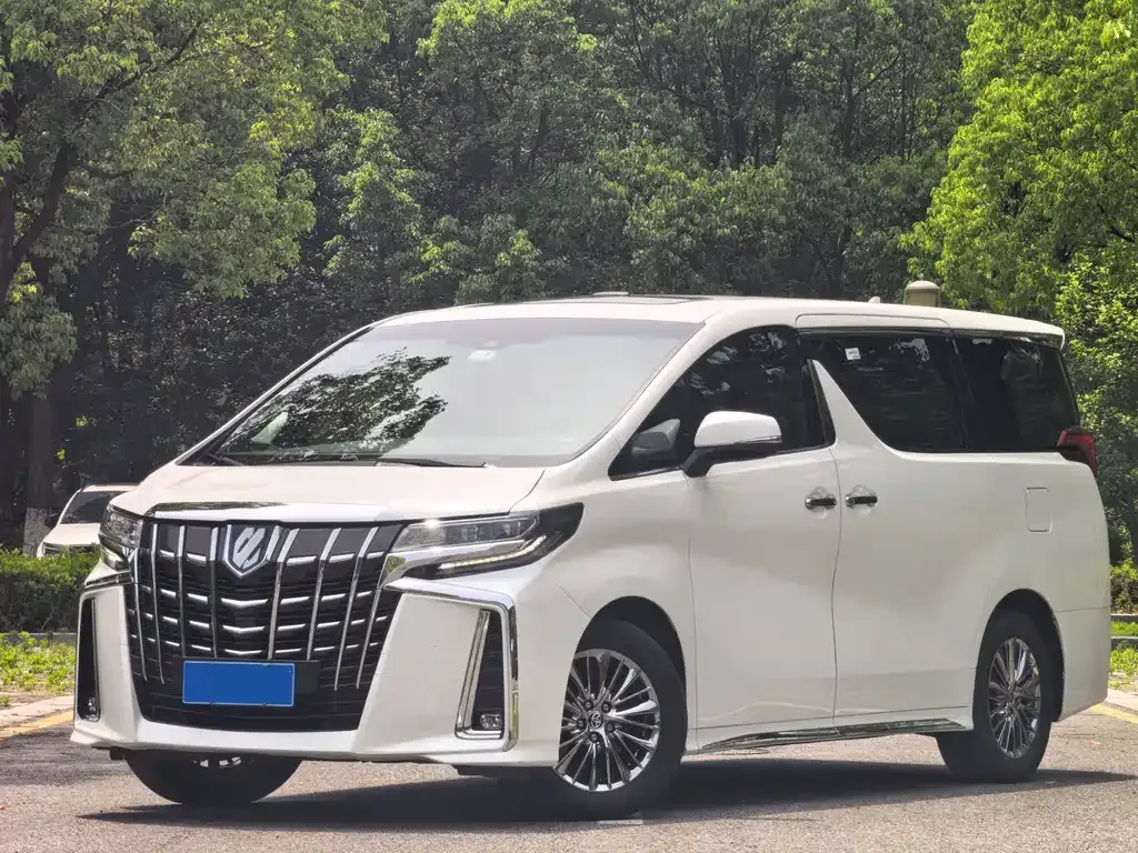Toyota Alphard — фото 1