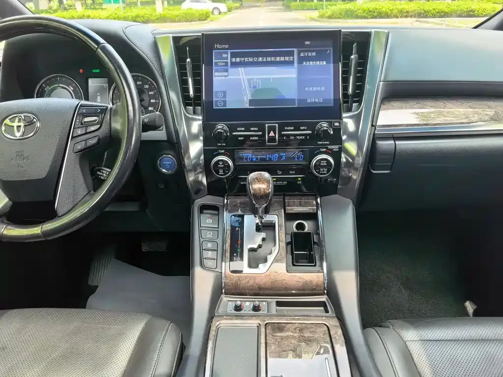 Toyota Alphard — фото 10