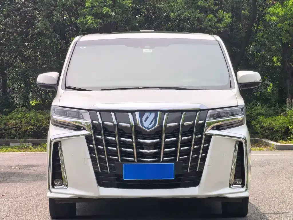 Toyota Alphard — фото 2