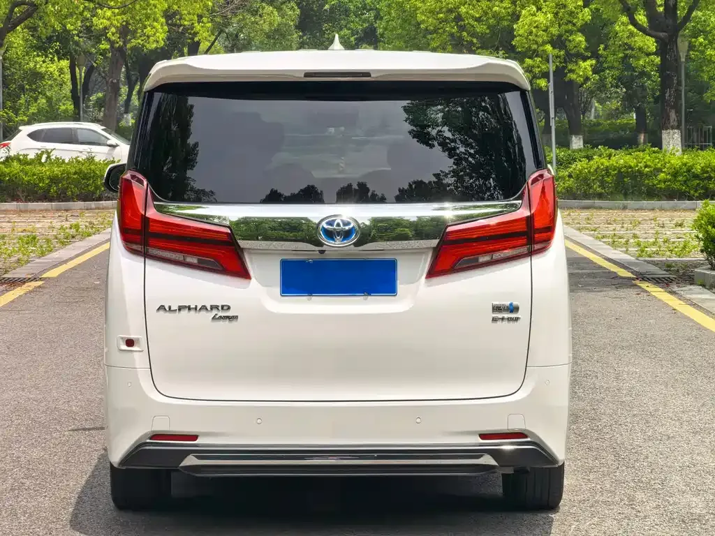 Toyota Alphard — фото 9