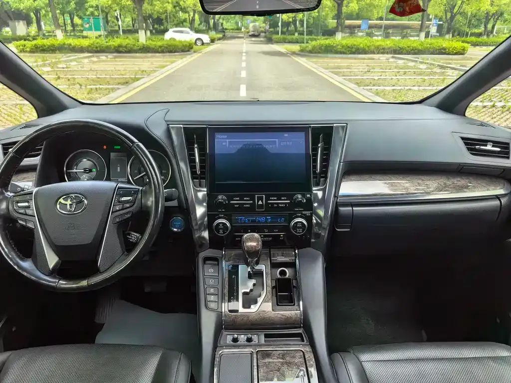 Toyota Alphard — фото 4