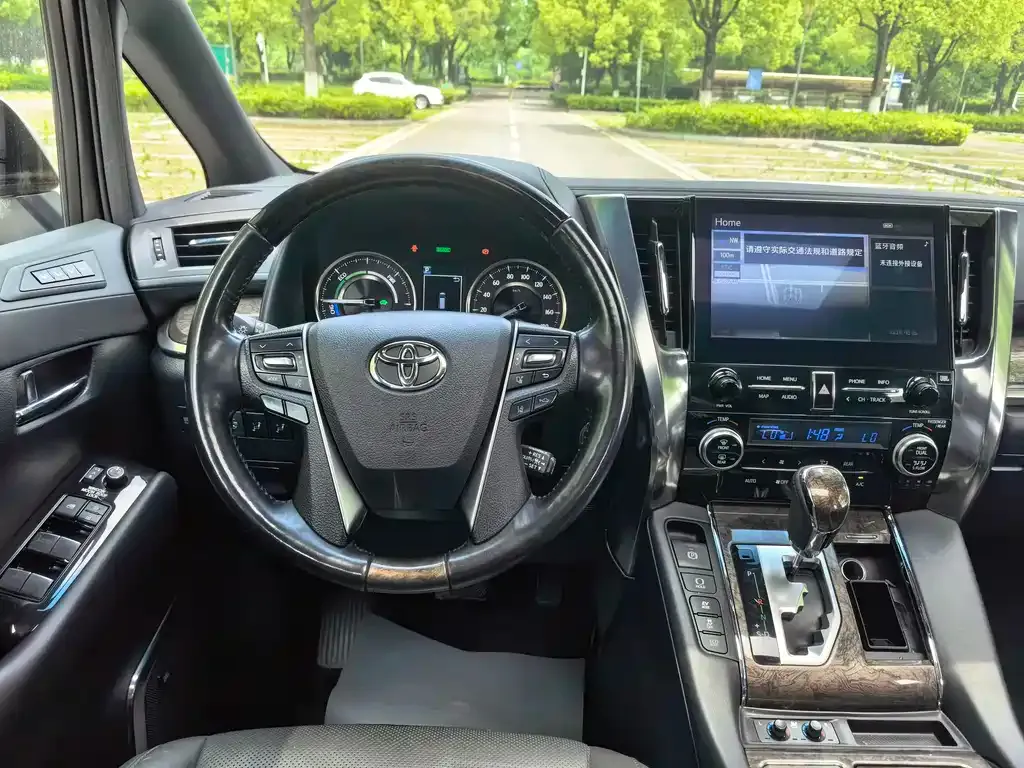 Toyota Alphard — фото 8