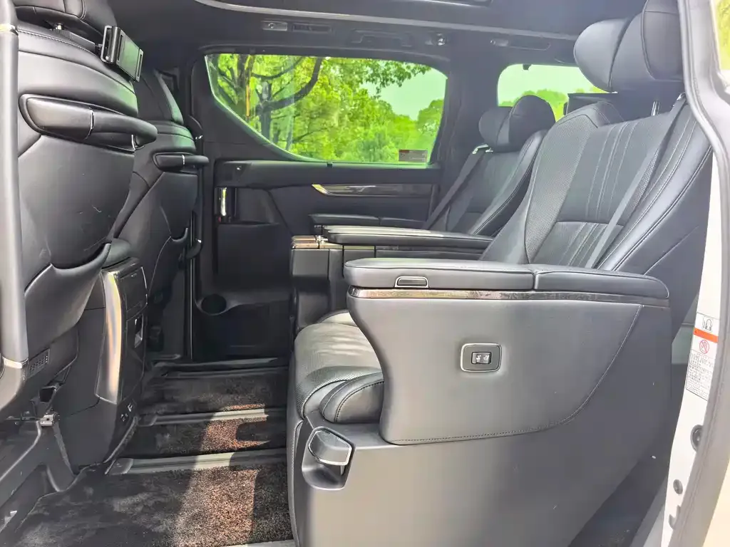 Toyota Alphard — фото 3