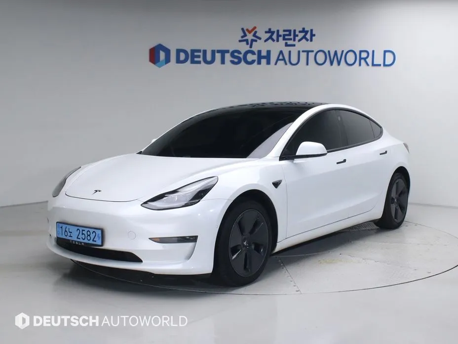 Tesla Model 3 — фото 1