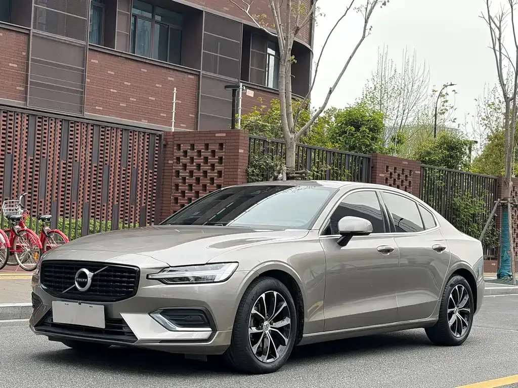 Volvo S60 — фото 1