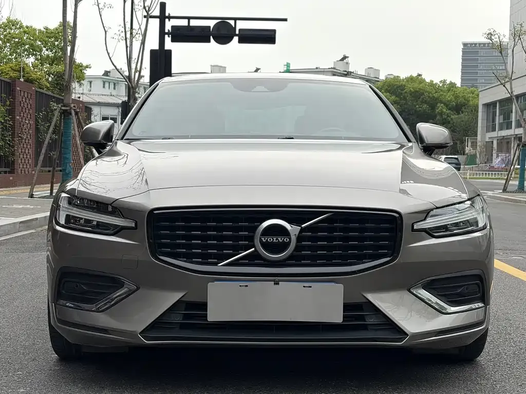 Volvo S60 — фото 10