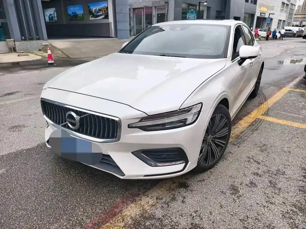 Volvo S60 — фото 1