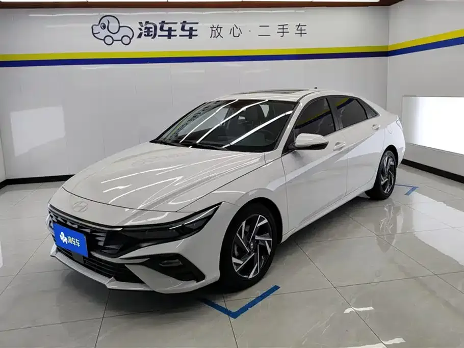 Hyundai Elantra — фото 1