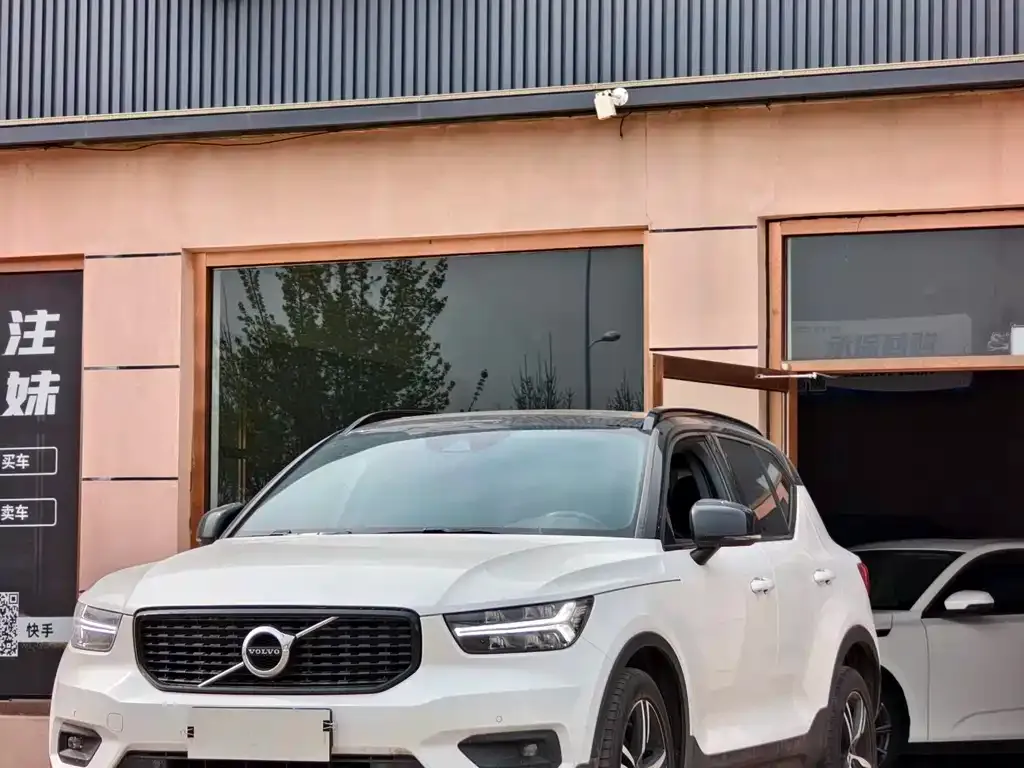 Volvo XC40 — фото 1