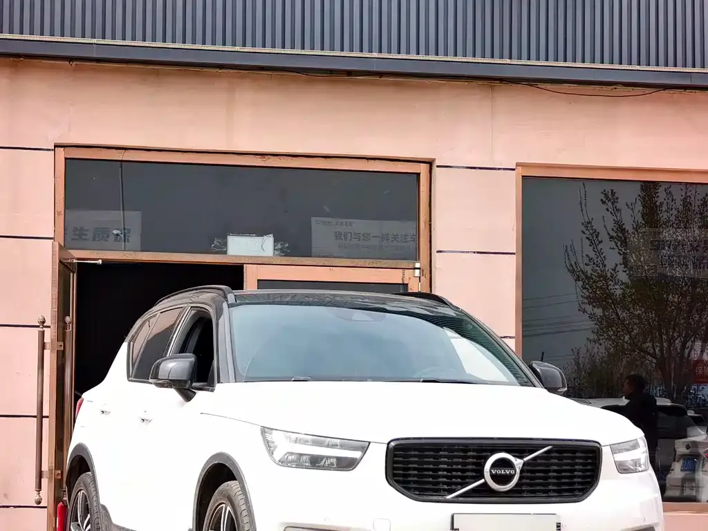 Volvo XC40 — фото 4