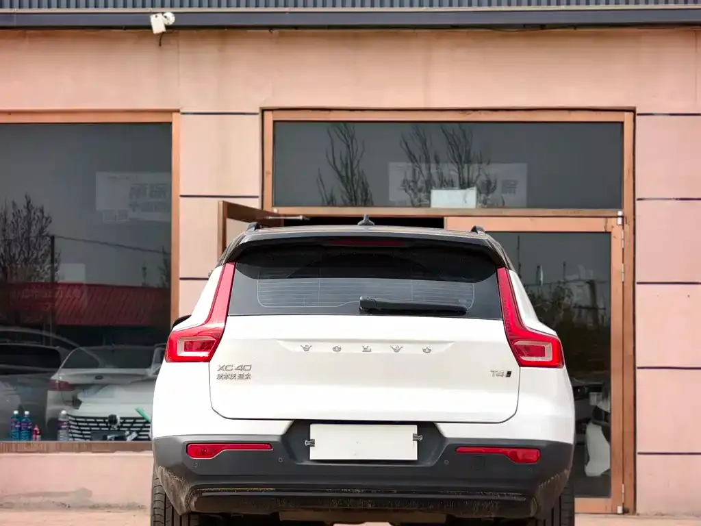 Volvo XC40 — фото 9