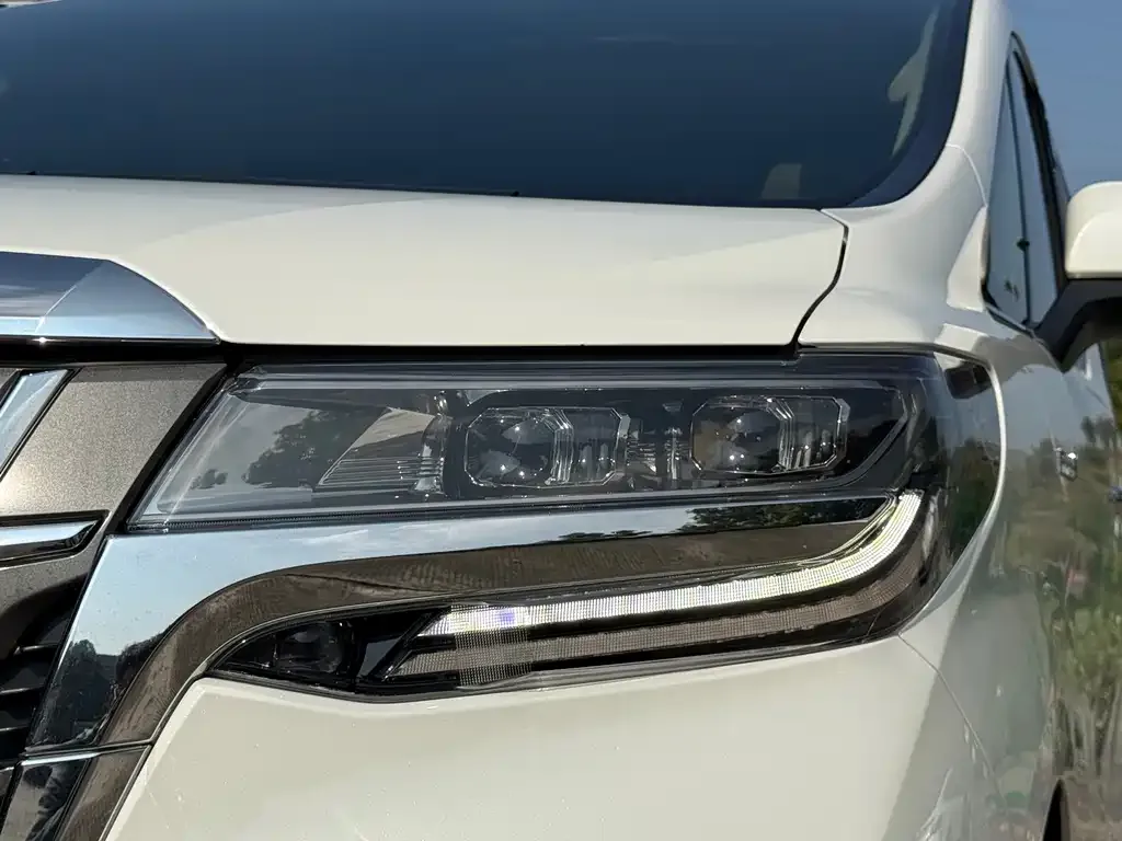 Toyota Alphard — фото 2