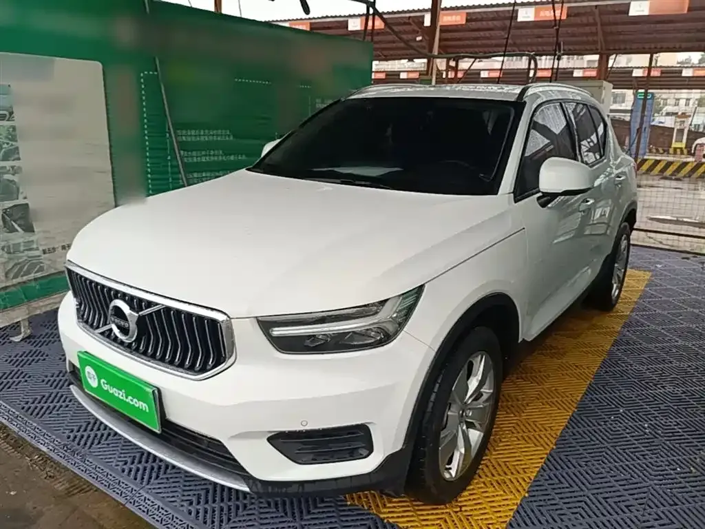 Volvo XC40 — фото 1