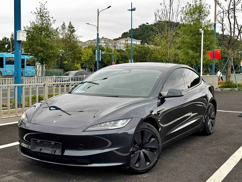 Tesla Model 3 — фото 1